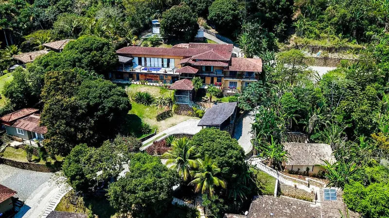 Vue aérienne d'un complexe hôtelier entouré de végétation tropicale.