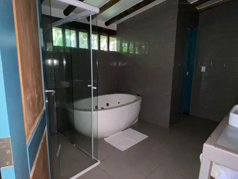 Une salle de bain moderne avec une baignoire d'angle et une douche à l'italienne.