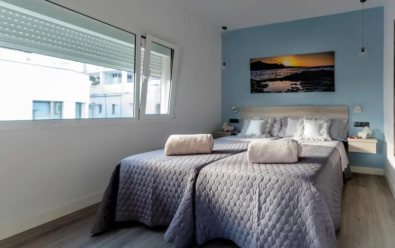 Une chambre lumineuse avec un grand lit et une décoration moderne.