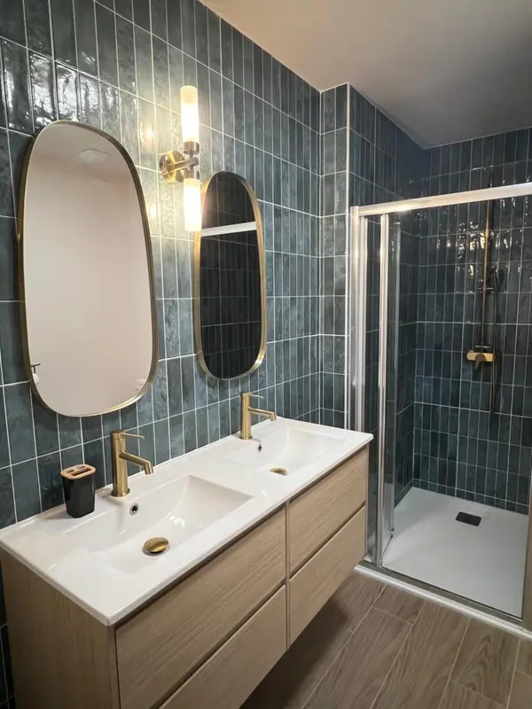 Une salle de bain moderne avec une douche à l'italienne et un meuble vasque double.