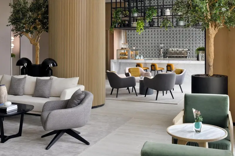 Un espace de détente intérieur avec canapés et fauteuils confortables.