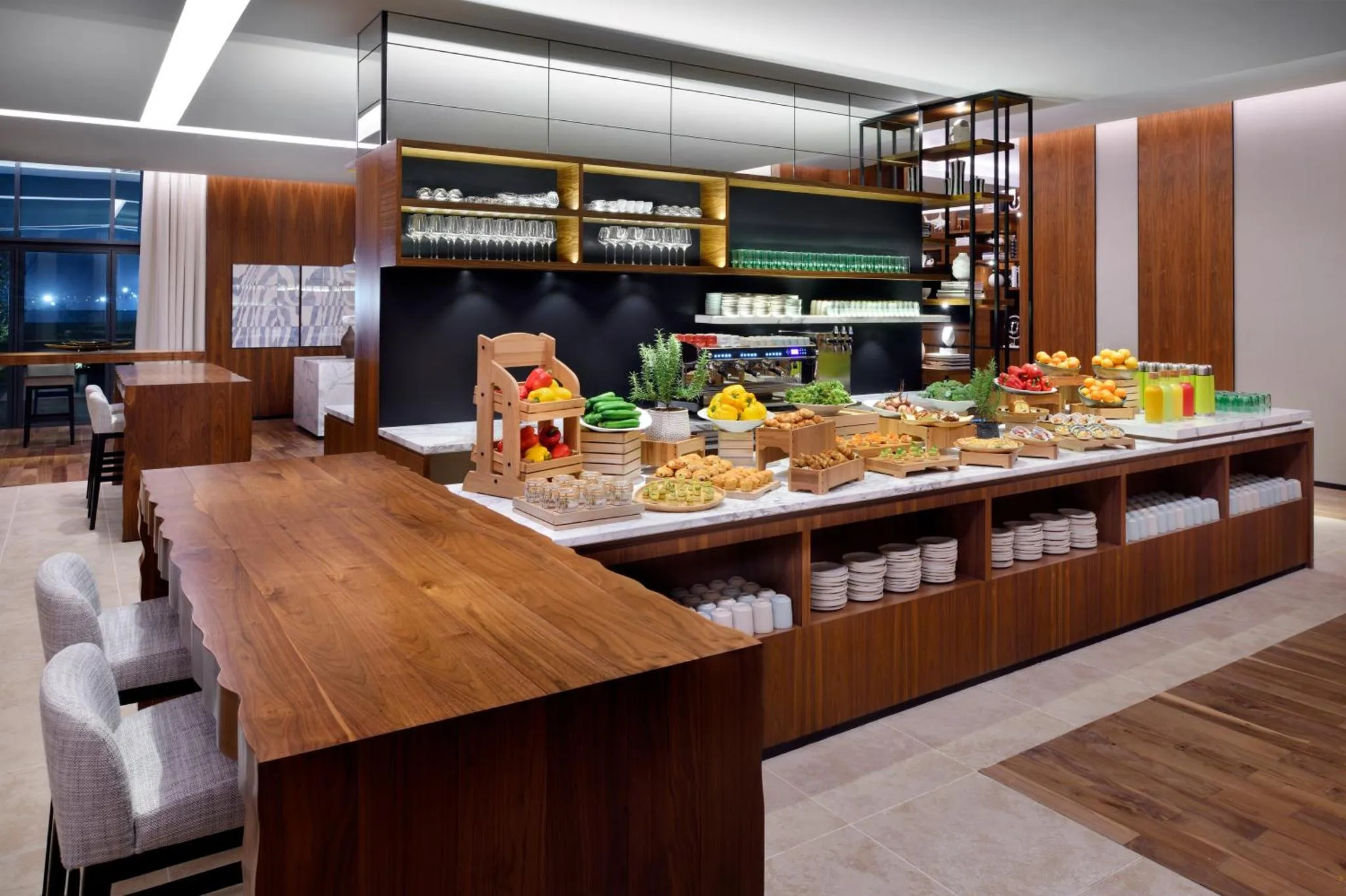 Un comptoir de buffet propose une variété de plats et de boissons.
