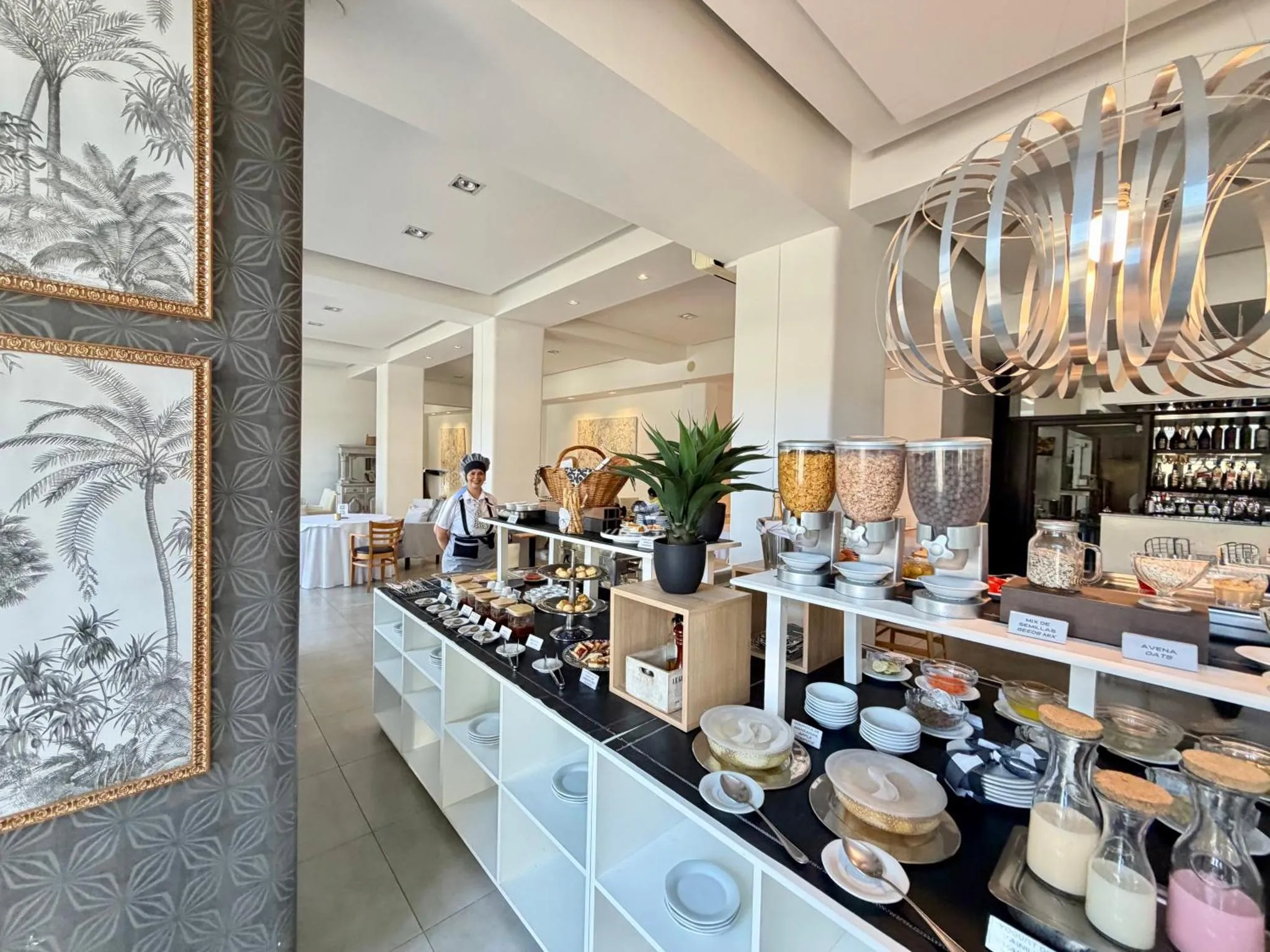 Un buffet propose une variété de plats et de boissons dans une salle lumineuse.