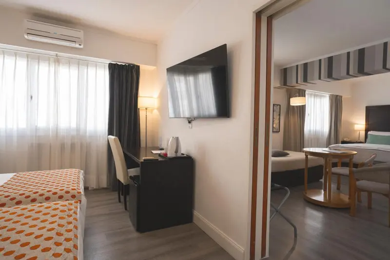 Une chambre d'hôtel moderne avec un bureau et un lit.