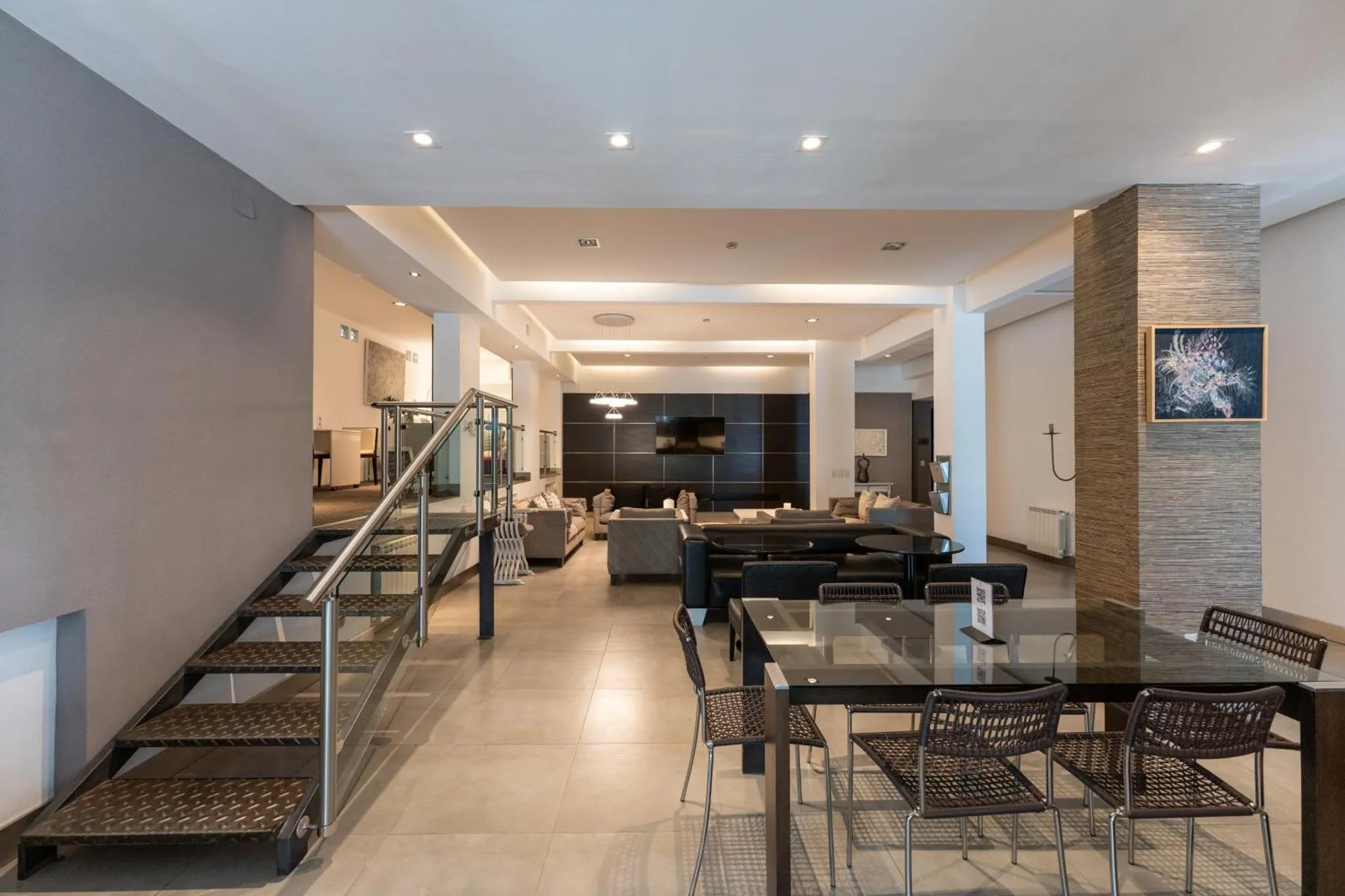 Espace de vie intérieur moderne avec escalier et table à manger.