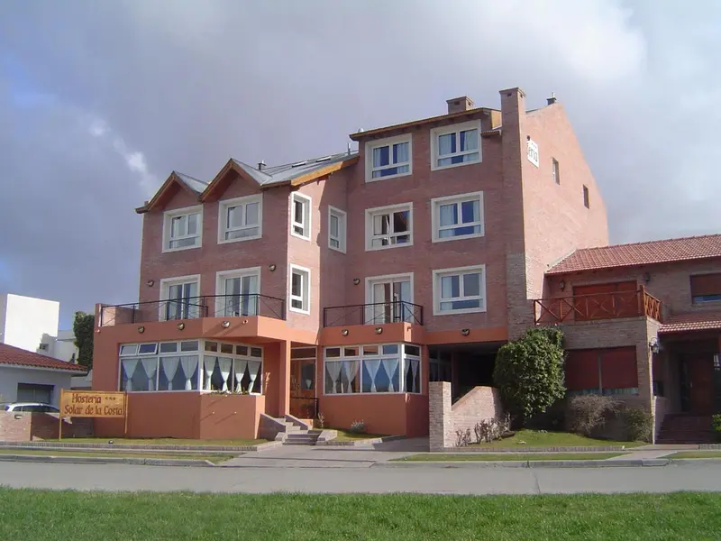 Bâtiment à plusieurs étages avec des balcons et des fenêtres.
