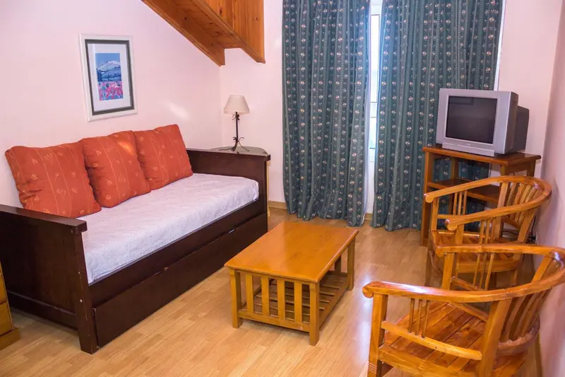 Un espace de détente intérieur avec un canapé et une télévision.
