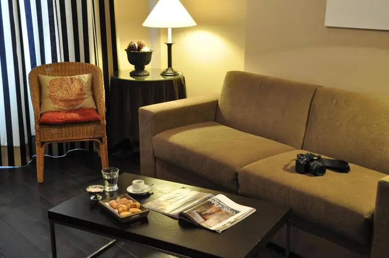 Un salon avec un canapé, une chaise et une table basse.