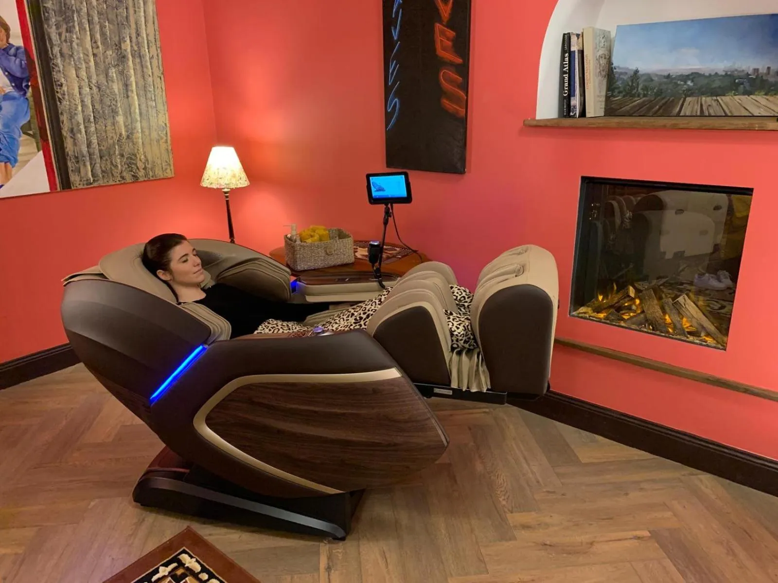 Une personne se fait masser dans un fauteuil relaxant.