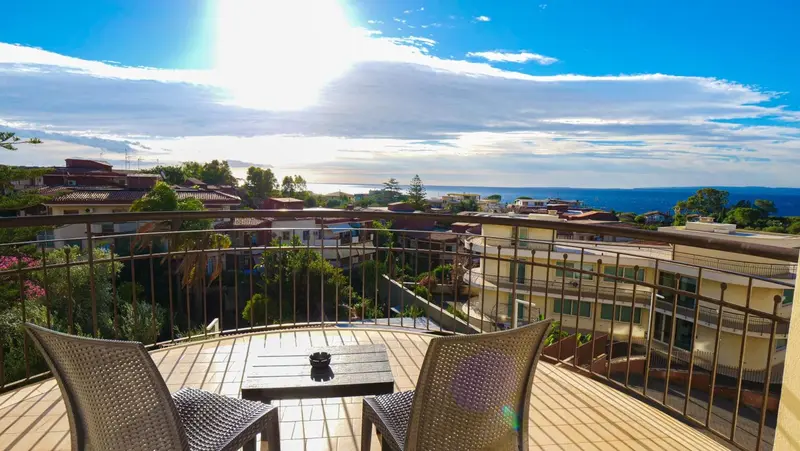 Terrasse avec mobilier d'extérieur donnant sur une vue panoramique.