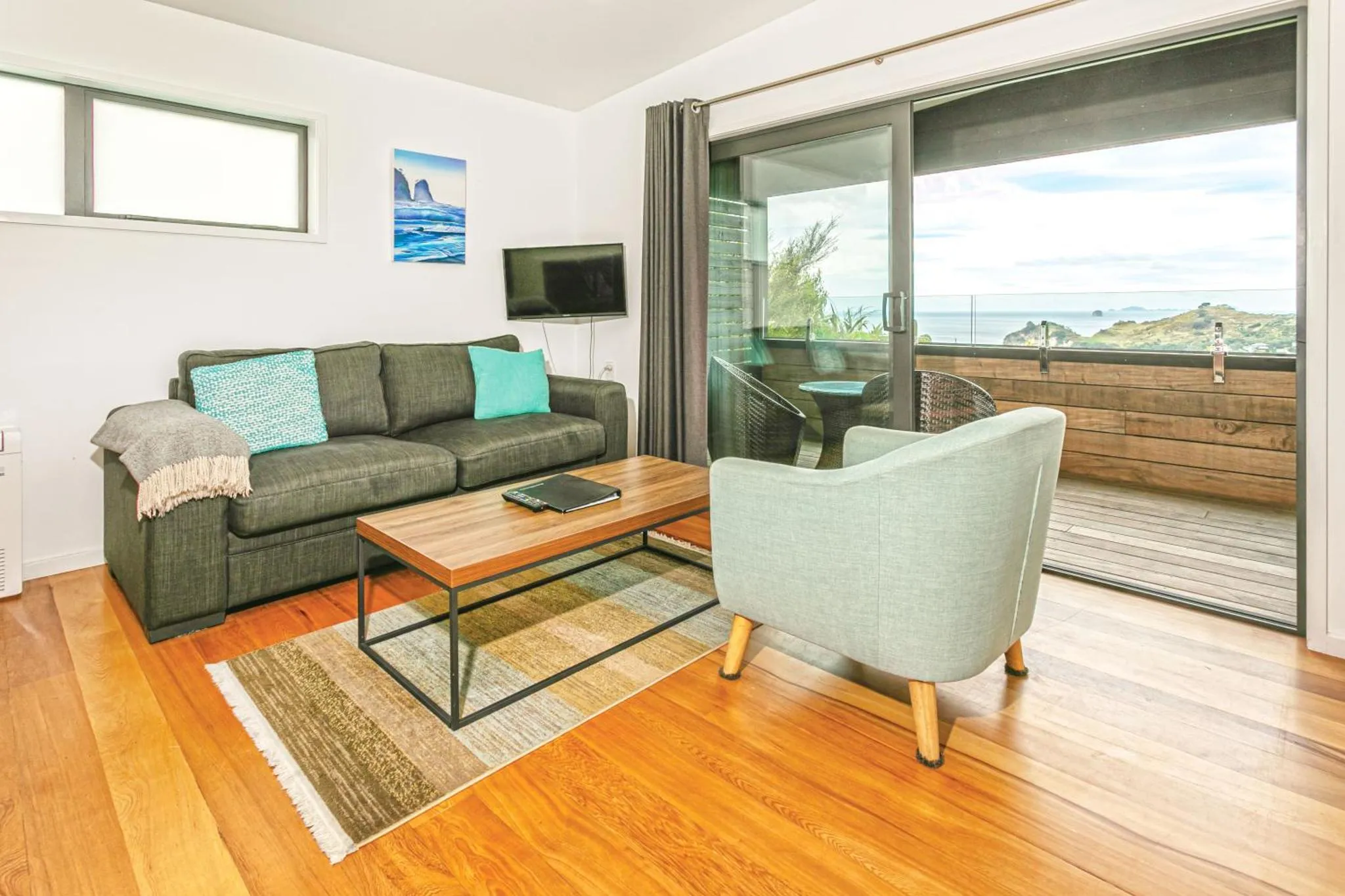 Un salon lumineux s'ouvre sur une terrasse avec vue sur la mer.