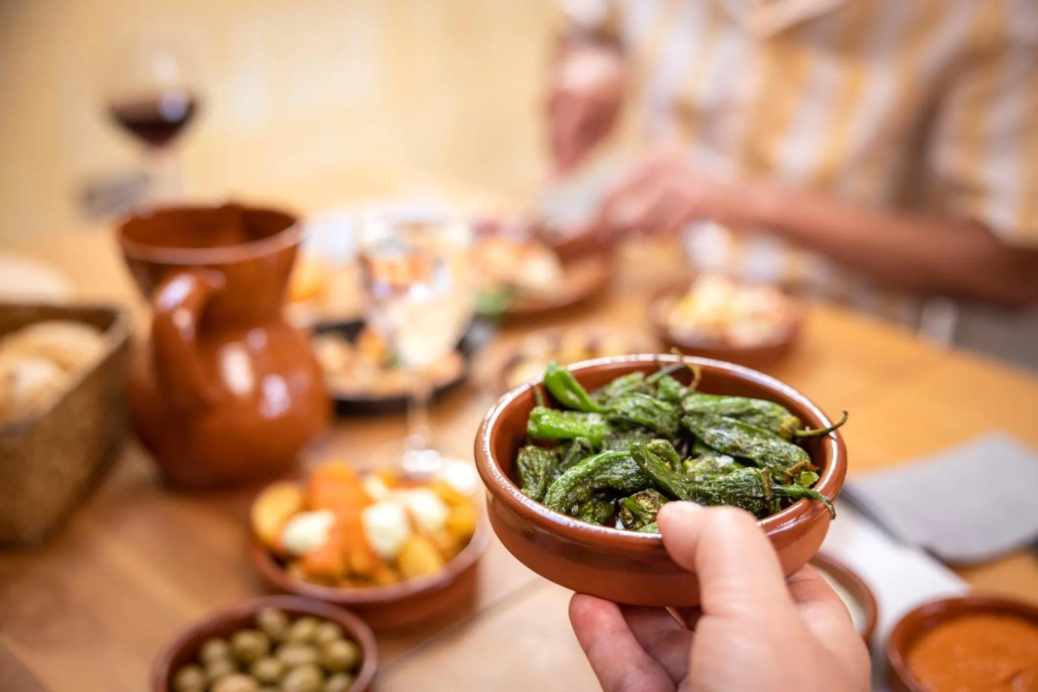 Une table est garnie de petites portions de nourriture et de boissons.