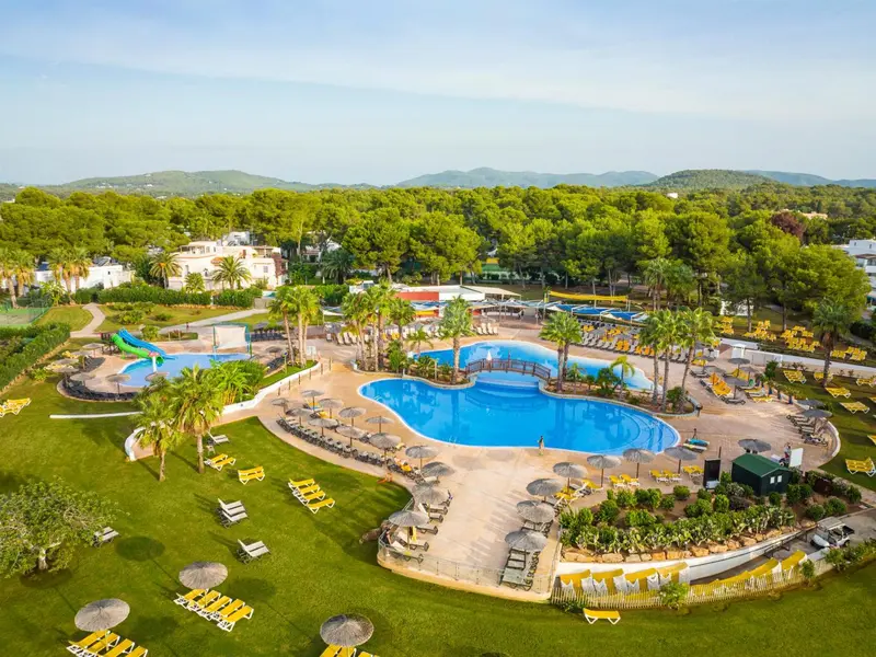 Vue aérienne d'un complexe hôtelier avec piscines et espaces verts.