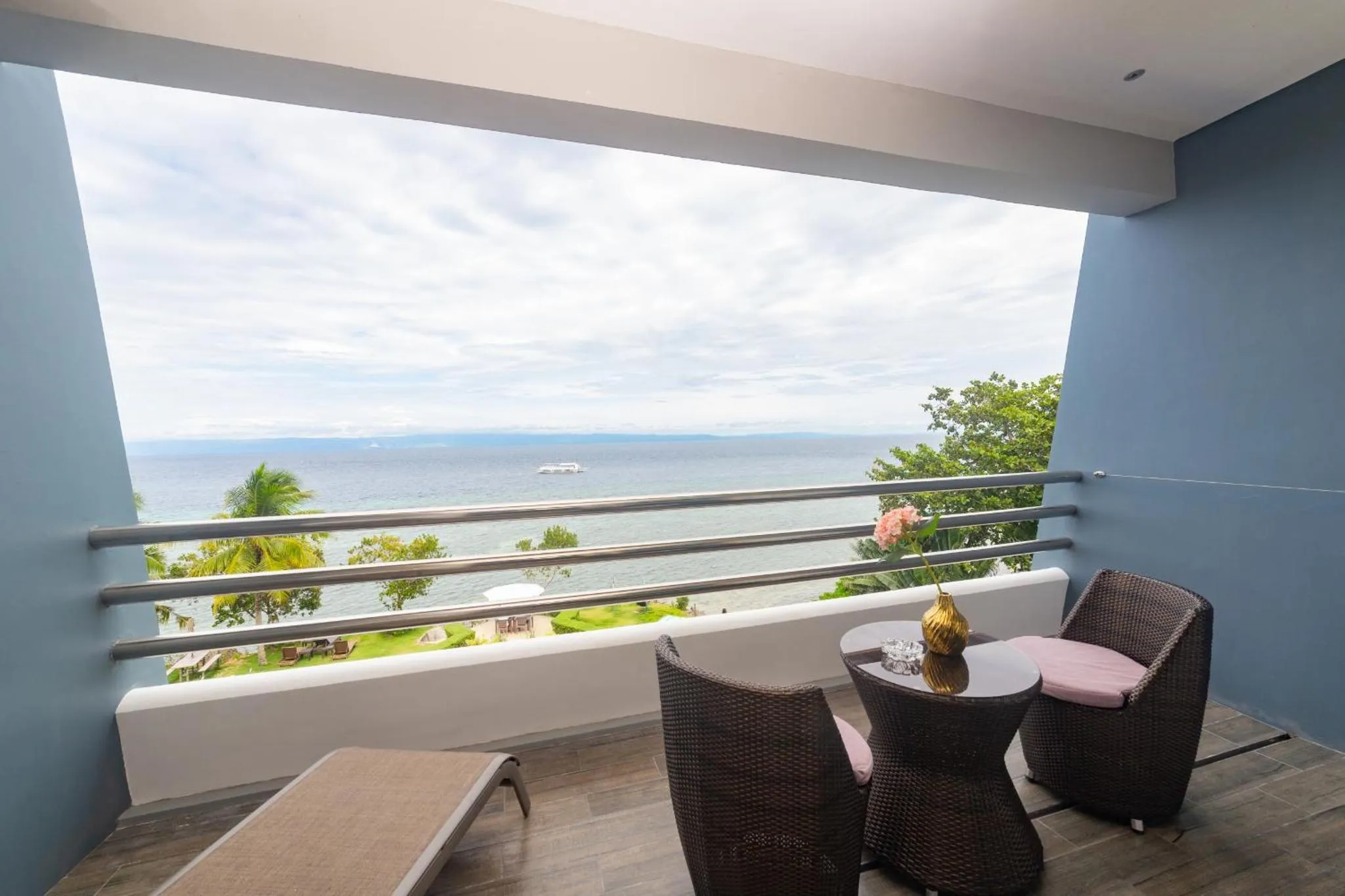 Terrasse avec mobilier et vue sur la mer.