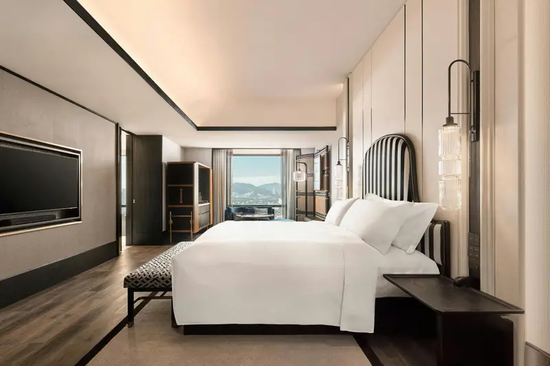 Une chambre spacieuse avec un grand lit et une décoration moderne.