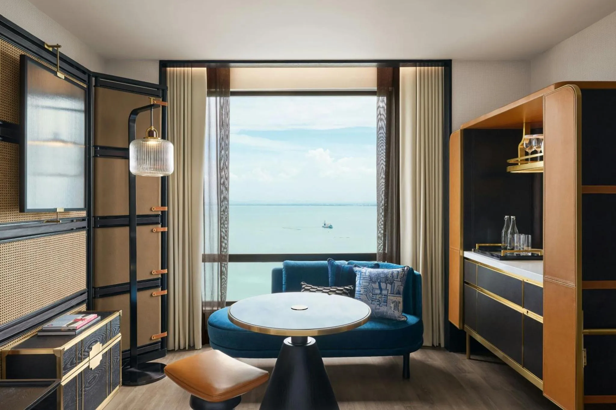 Une chambre d'hôtel moderne avec un coin salon et une vue sur la mer.