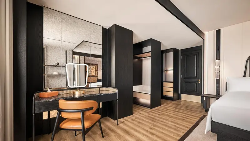 Une chambre moderne avec un bureau et un lit.