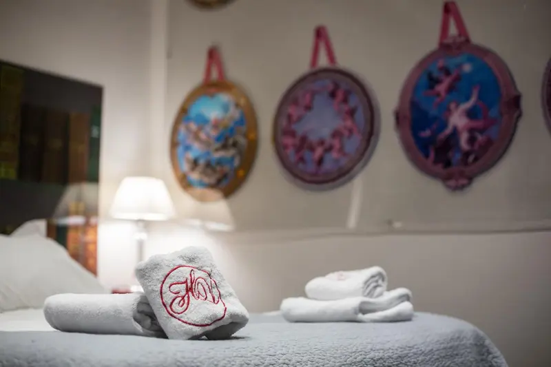Lit préparé avec des serviettes décoratives dans une chambre d'hôtel.