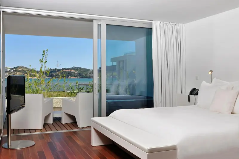Chambre lumineuse avec vue sur la mer et un coin salon.