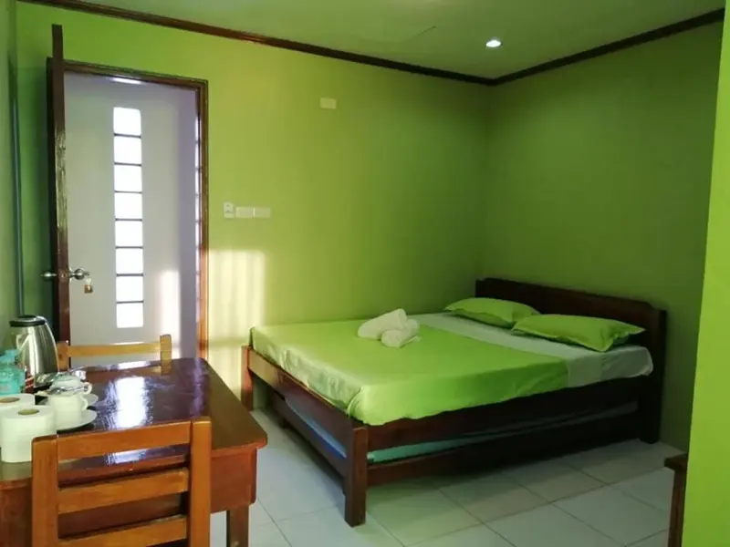 Une chambre avec un lit et une table.