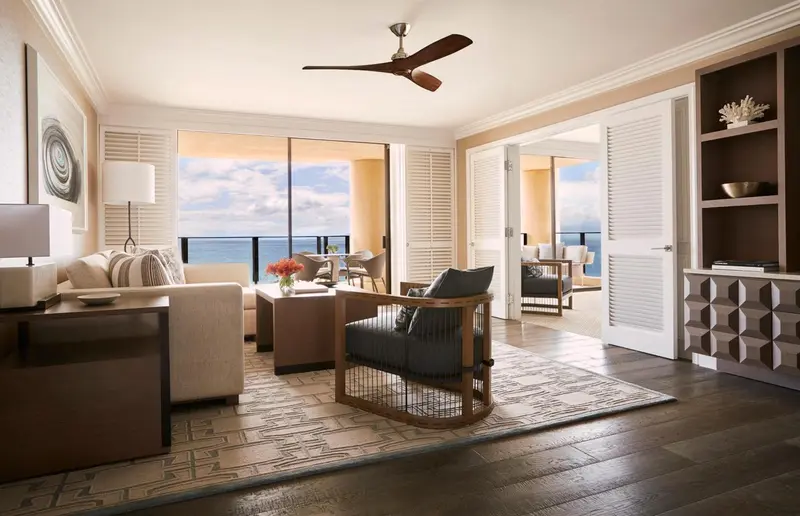 Espace de détente intérieur avec canapés et vue sur la mer.