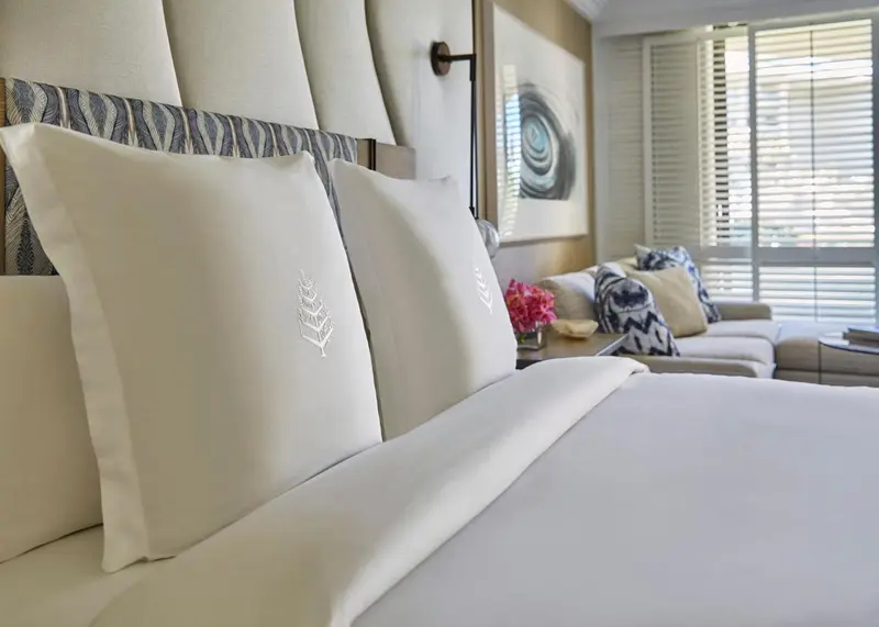 Un lit confortable avec des oreillers blancs et une décoration sobre.