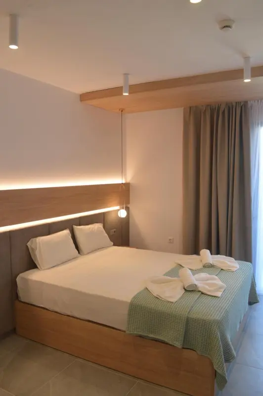 Une chambre lumineuse avec un grand lit et une décoration moderne.