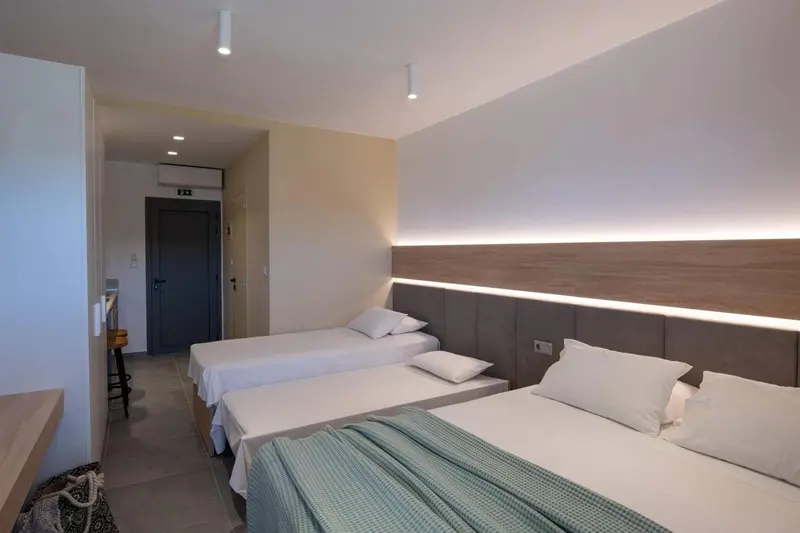 Chambre lumineuse avec deux lits simples et une décoration moderne.