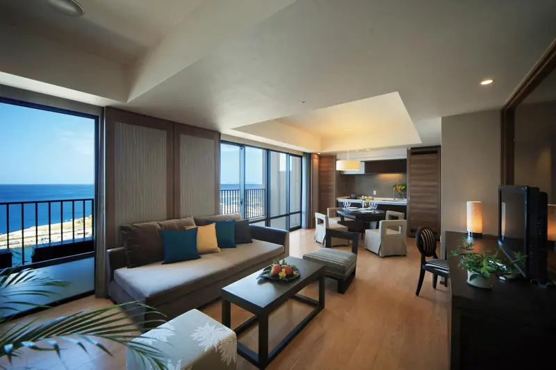 Un salon lumineux s'ouvre sur une vue mer par de grandes baies vitrées.