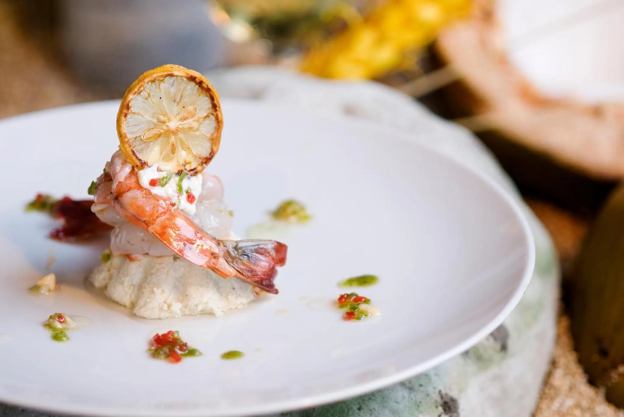 Assiette de crevettes grillées décorée d'une rondelle de citron.