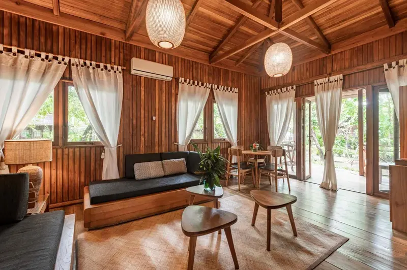 Espace de détente intérieur avec canapé et table basse en bois.