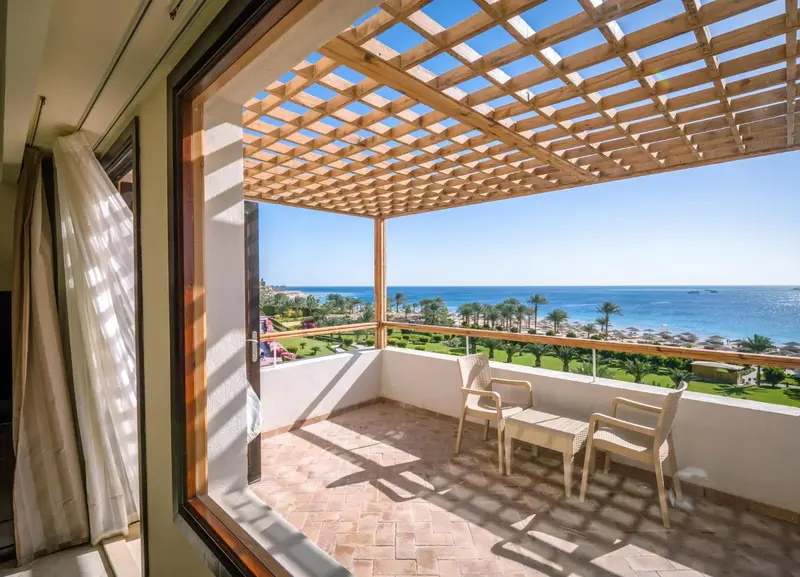 Terrasse avec mobilier d'extérieur donnant sur la mer.