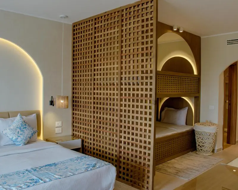 Une chambre lumineuse avec un lit et une structure en bois décorative.