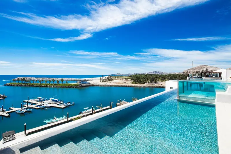 Vue aérienne sur une marina et une piscine à débordement.