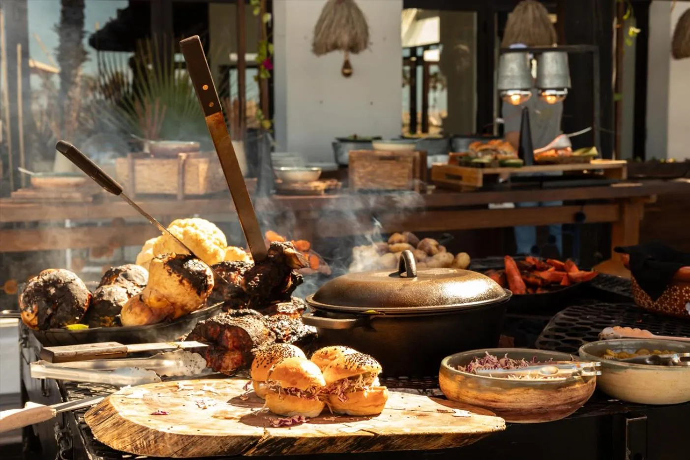 Préparation de plats grillés sur un barbecue en extérieur.