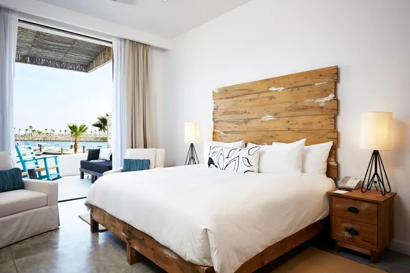 Une chambre lumineuse avec un grand lit et vue sur la mer.