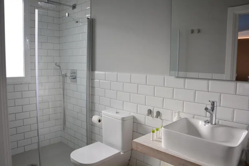 Une salle de bain moderne avec douche à l'italienne et lavabo.