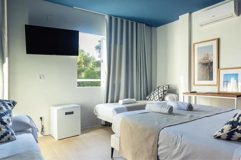 Une chambre lumineuse avec un lit et un canapé.