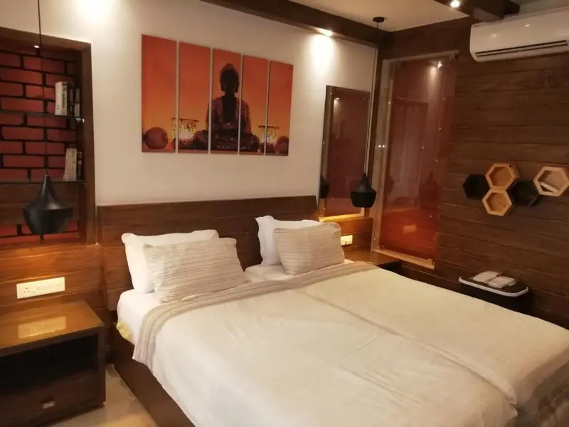 Une chambre à coucher avec un grand lit et des tableaux décoratifs.