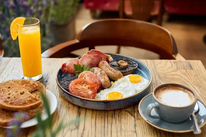 Un petit-déjeuner copieux est servi sur une table en bois.