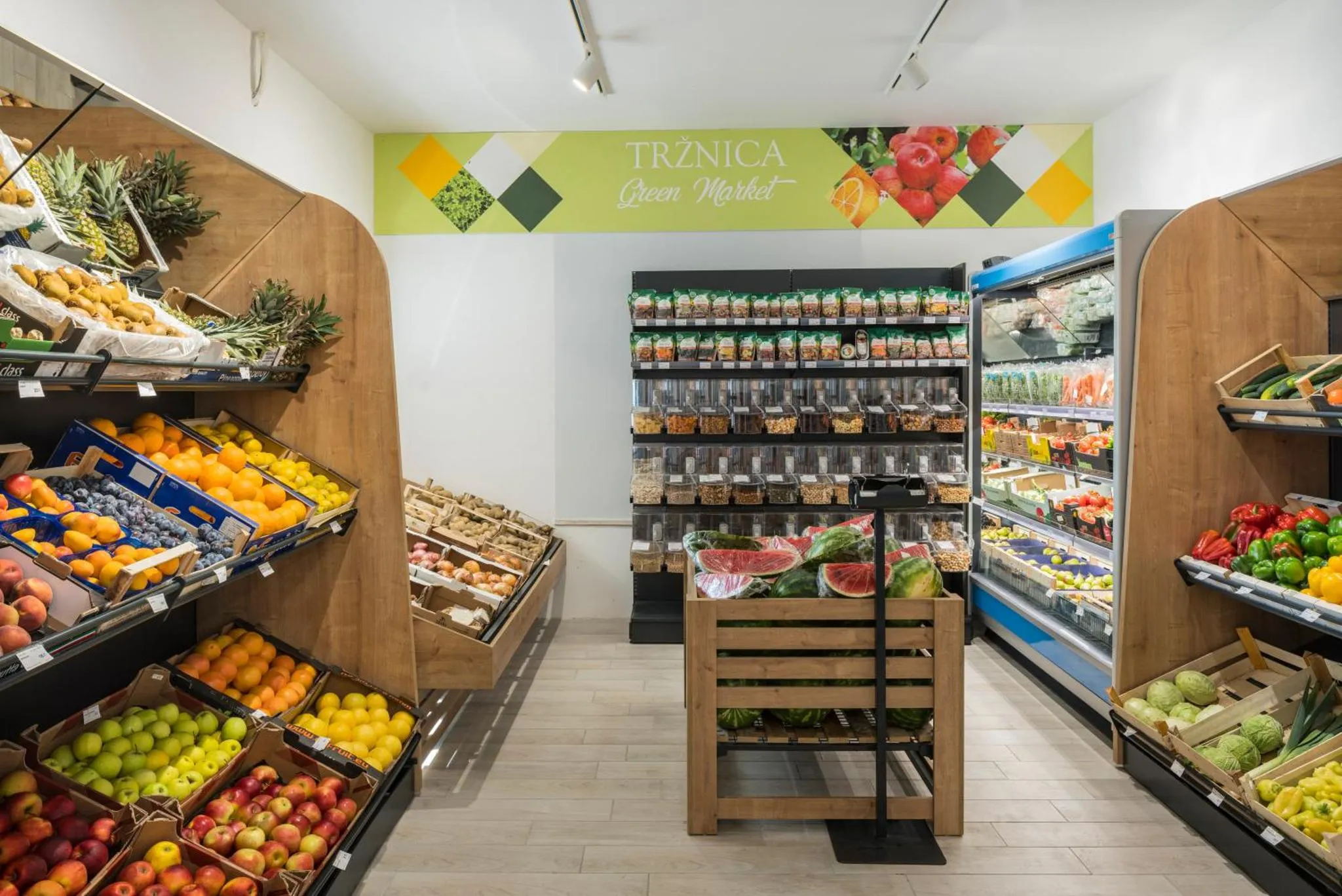 Rayonnages remplis de fruits et légumes frais dans une épicerie.