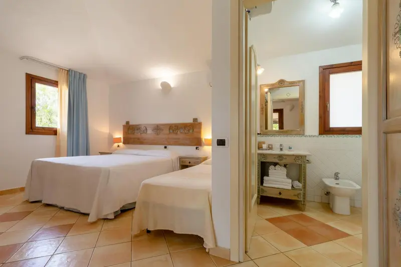 Une chambre lumineuse avec un lit et un accès à une salle de bain.