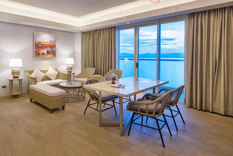 Espace de vie lumineux avec coin repas et vue sur la mer.