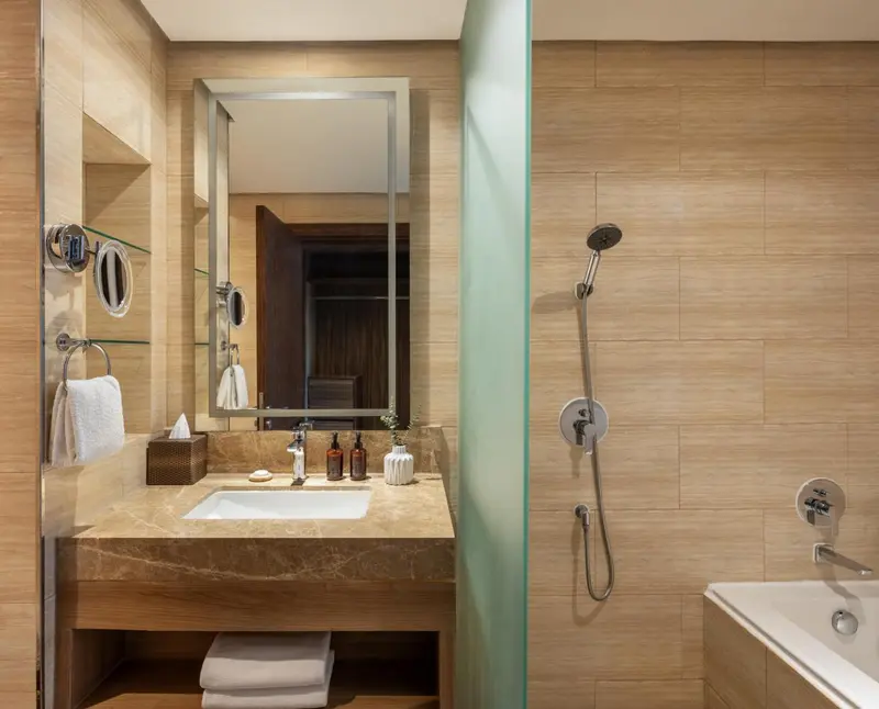 Une salle de bain moderne avec douche à l'italienne et vasque sur meuble.