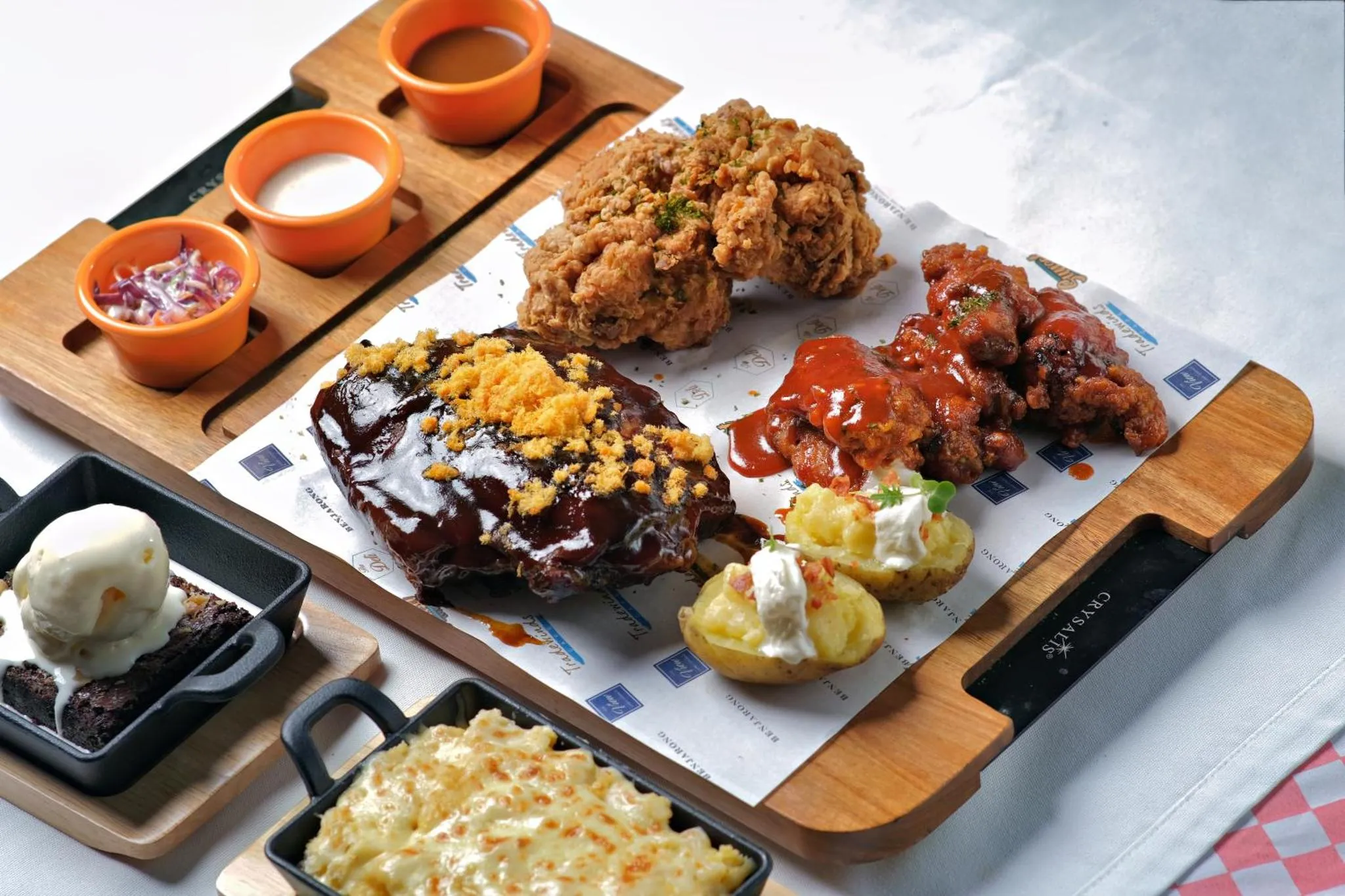 Assortiment de plats variés servis sur une planche en bois.