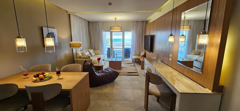 Un espace de vie lumineux avec un coin repas, un salon et un accès à une terrasse.