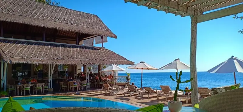 Terrasse avec piscine et vue sur la mer.