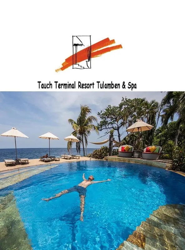 Une piscine turquoise bordée de transats et de palmiers sous un ciel bleu.