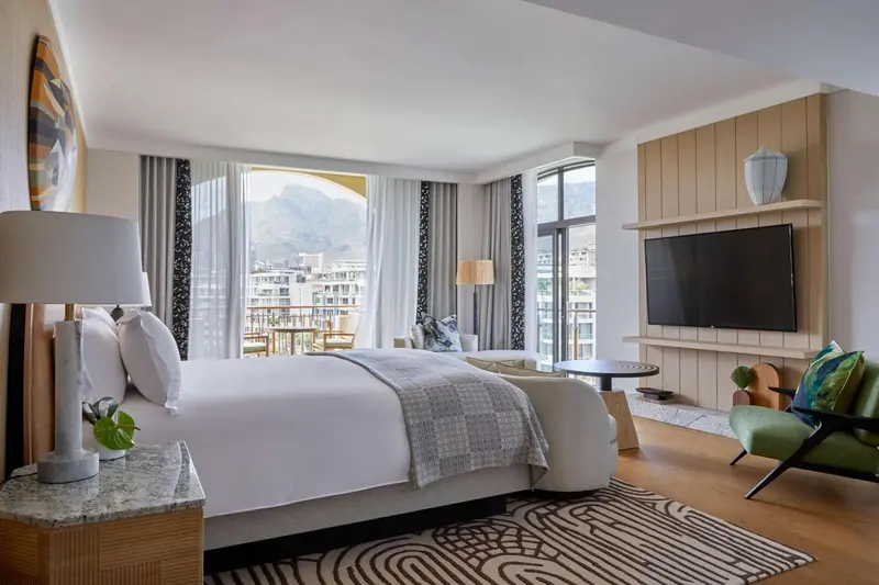Une chambre lumineuse avec un grand lit et une vue sur la mer.