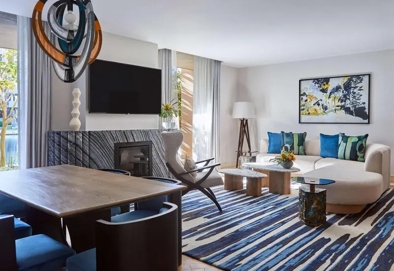 Un salon lumineux avec un espace repas et une décoration moderne.